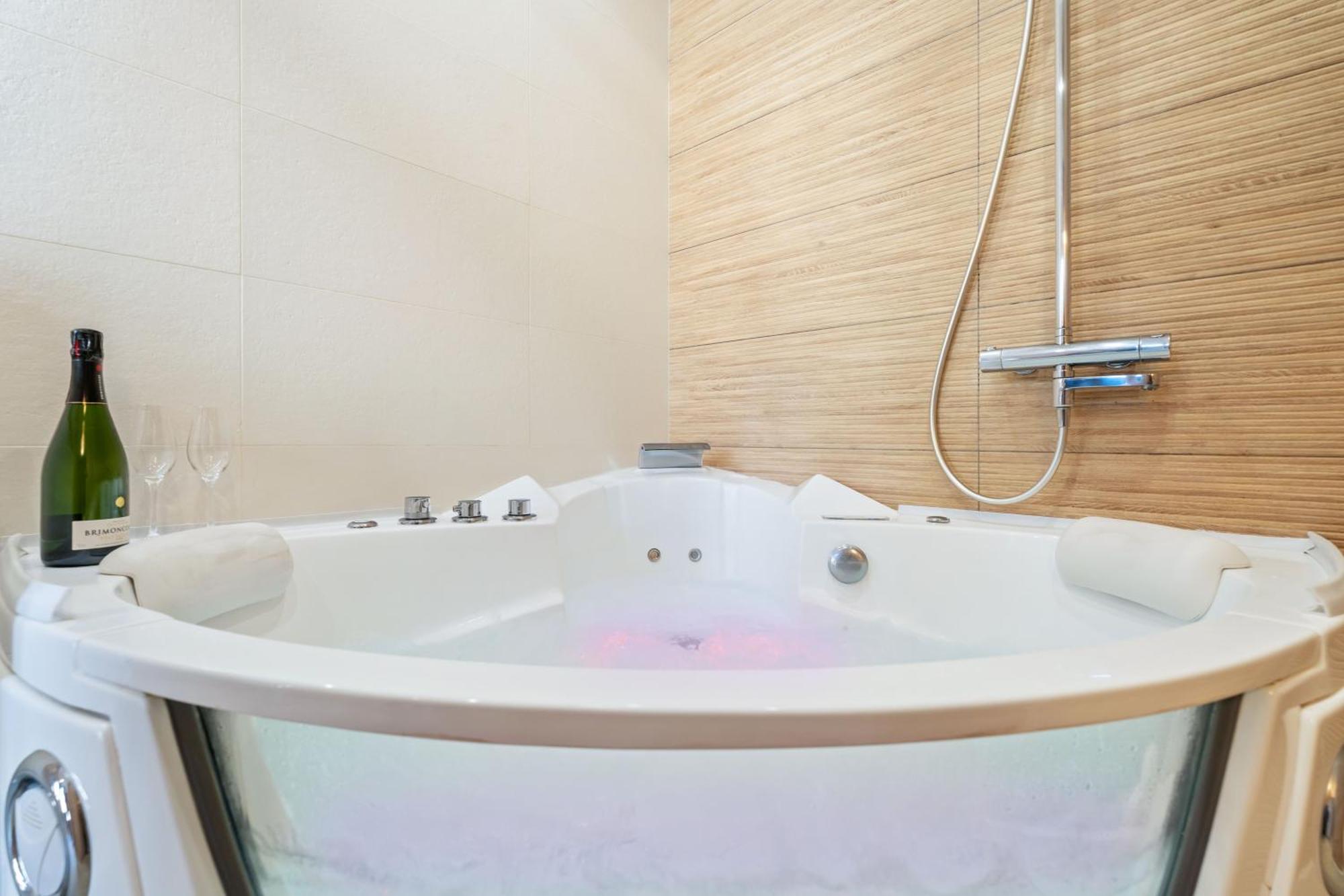 Nice Renting - Love Room Massena - Luxe Room - Jacuzzi - Terrace - King Bed - Ac Exterior foto